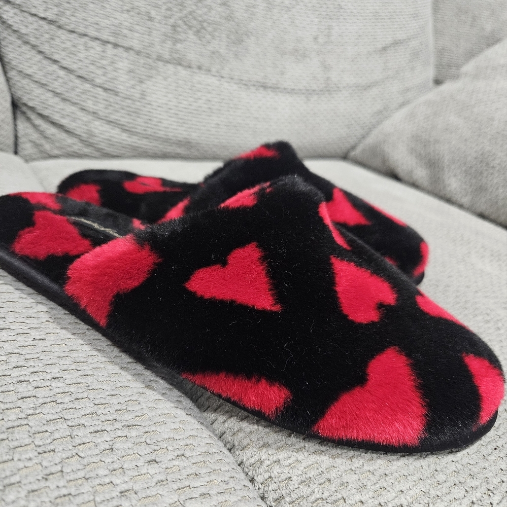 Victoria's Secret Faux Fur Cozy Slippers With Red Hearts, Medium (7-8)